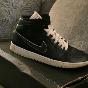 Nike Men's Black and White High-Top Sneakers